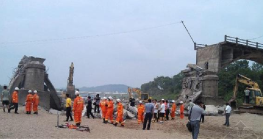 江西廣昌縣河?xùn)|橋<em>坍塌</em>，推測(cè)深槽橋墩沖刷深度超過(guò)容許值，導(dǎo)致橋墩埋置深度不足而傾覆