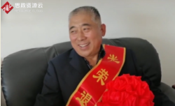港口工人隊<em>伍</em>中的先進代表，威海港生產(chǎn)一線的領頭“楊”——楊新能