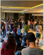 大批有預定的游客在新加坡五星級酒店<em>排隊</em>七個小時，<em>卻</em>仍沒空房可入住