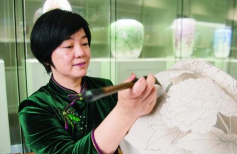醴陵釉下五彩瓷燒制技藝的代表<em>傳承</em>人黃小玲，<em>中國(guó)</em><em>陶瓷</em>界的“花鳥(niǎo)皇后”