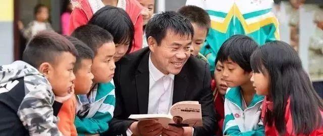 <em>鄉(xiāng)村</em><em>教師</em><em>張</em><em>玉</em><em>滾</em>，一條窄窄的扁擔(dān)挑起山里娃走出大山的希望