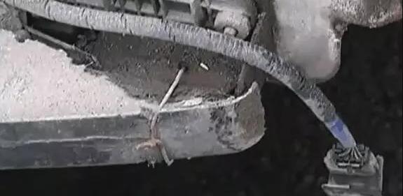 去汽修廠修事故車，卻發(fā)現(xiàn)鐵絲綁保險(xiǎn)杠