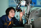 “大國工匠”<em>孫</em><em>紅梅</em>：給飛機(jī)“心臟”做手術(shù)