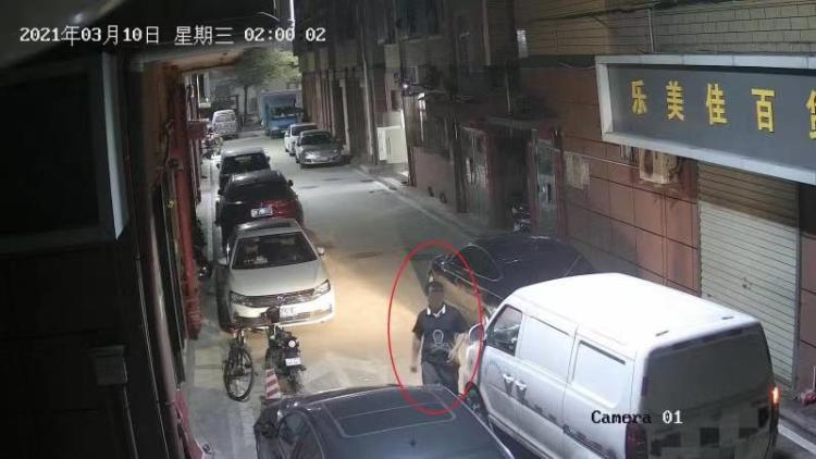 汽車(chē)擋道無(wú)挪車(chē)號(hào)碼 <em>男子</em>泄憤劃車(chē)被刑拘并賠償修費(fèi)2萬(wàn)