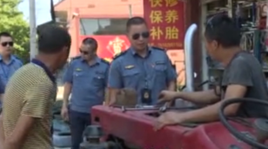 都江堰<em>市</em>交通運輸行政執(zhí)法大隊整治非法<em>汽車</em><em>維修</em>廠