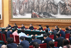 <em>習(xí)近平</em>主持召開學(xué)校思想政治理論課教師座談會