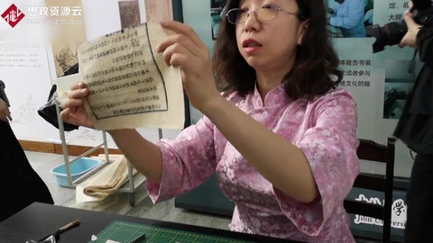 古籍修復(fù)師演示修古籍：修復(fù)師稀缺 修復(fù)全國現(xiàn)有古籍可能要800年