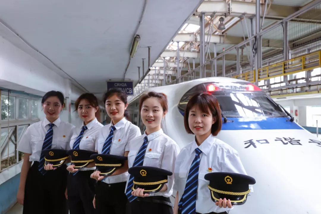 授課圖片—第一批女火車(chē)司機(jī)駕駛?cè)颂?hào)機(jī)車(chē)組，<em>綻放</em>巾幗力