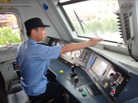 <em>授課</em><em>圖片</em>—<em>列車</em><em>發(fā)車</em>前確認(rèn)機(jī)車信號機(jī)上下行開關(guān)
