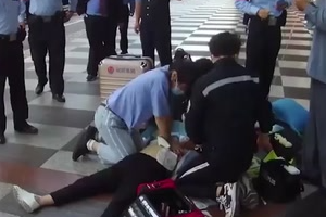 醫(yī)學(xué)生車站<em>跪地</em>救人面對鏡頭她說：別宣傳我宣傳心肺復(fù)蘇