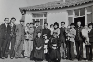 <em>三千</em><em>孤兒</em>入<em>內(nèi)蒙</em>—國家<em>的</em>孩子1